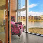 Cozy 1-Bed Flat With Gym Access & Charming Vibe