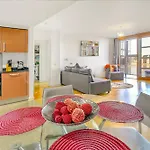 Cozy 1-Bed Flat With Gym Access & Charming Vibe